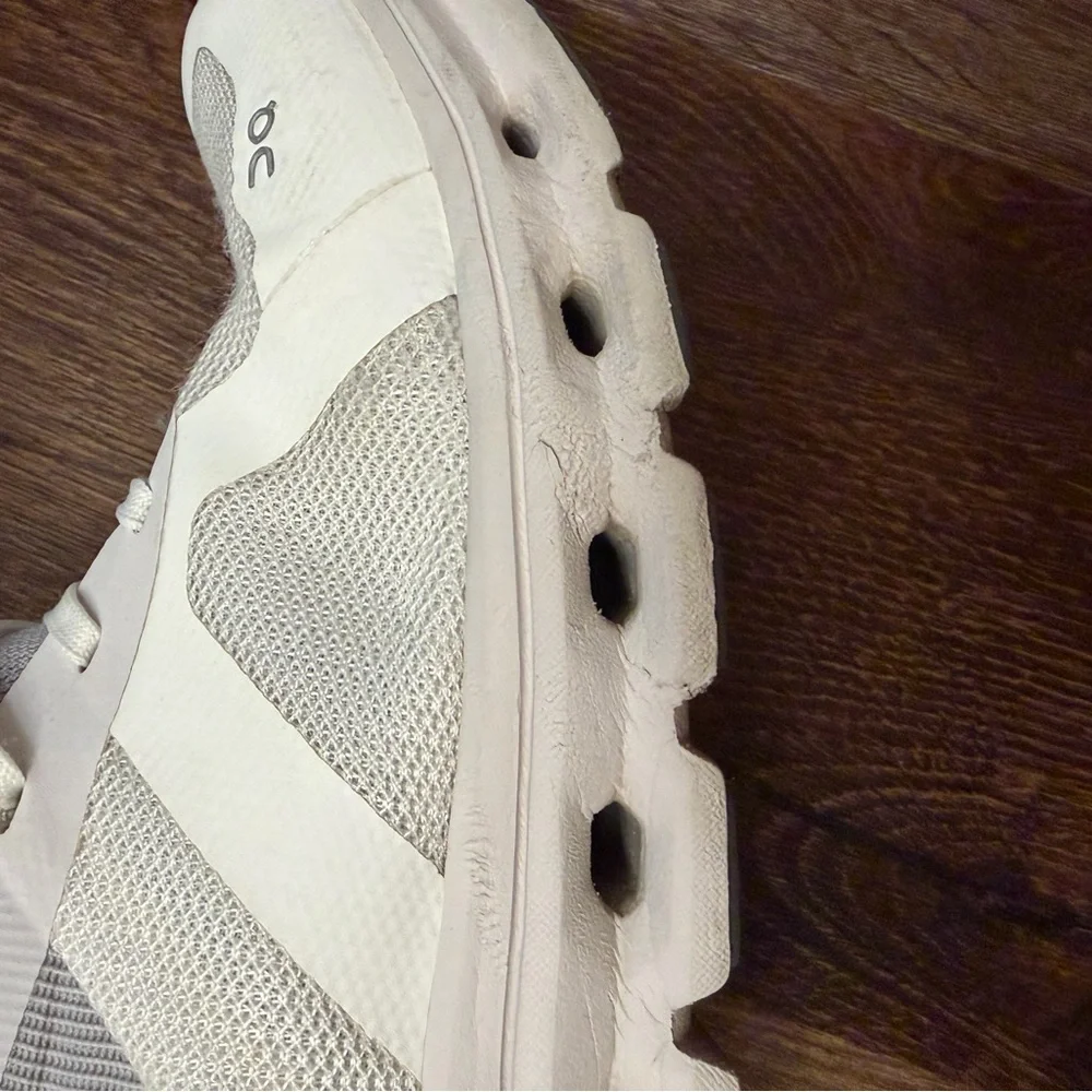 On Running Classic White Lace-Up Shoes - Picture 7 of 7
